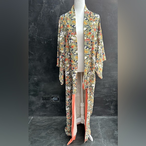 Traditional Japanese kimono, Size Medium - Picture 4 of 5